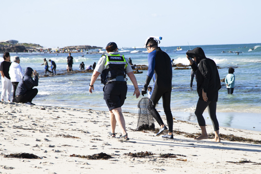DPIRD Fisheries and Marine Officer talking to an abalone fisher on the beach